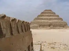 Le mur aux cobras de la cour sud.