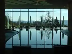 La piscine intérieure.