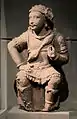 Gardien de la porte (Dvarapala) avec un arc. Gandhara, env. IVe&nbsp;siècle. Stuc, H. 45.7 x L. 27,3&nbsp;cm. Met.