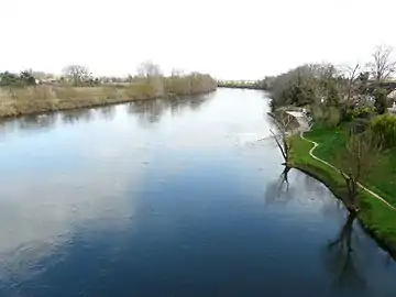La Dordogne sert de limite entre Saint-Pierre-d'Eyraud à gauche et Gardonne à droite.