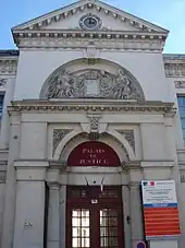 Photographie de l'entrée du palais de justice