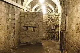 Chicane barrant le couloir de la caserne du fort de Douaumont.