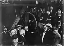 Photographie d'un groupe de civils et militaires