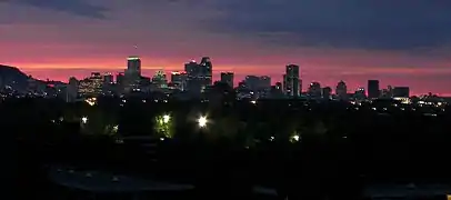 Couché de soleil sur le Centre-ville de Montréal vu d'un point surélevé à Verdun.
