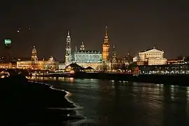 La cathédrale illuminée la nuit.