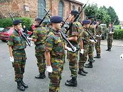 Un peloton d'exercice belge portant des uniformes de camouflage "jigsaw" en 2006