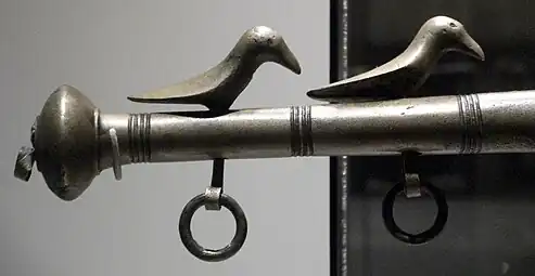 Fin du Dunaverney flesh-hook&nbsp;(en), un artefact sophistiqué en bronze, considéré comme un objet de fête cérémonial et un symbole d'autorité. Âge du bronze tardif, entre 1050 et 900 av. J.-C. British Museum