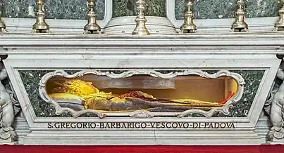 Le corps embaumé du saint.