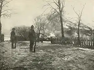 « Pacification » : l'armée brûlant la ferme d'un paysan rebelle en Géorgie, 1908.