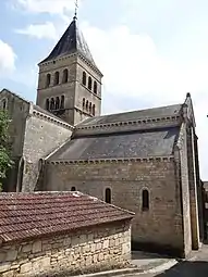 La nef et le clocher vus de l'extérieur.