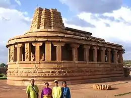Temple de Durgaouvert à l'Est, Aihole, VIIe – VIIIe&nbsp;siècle. Karnataka.