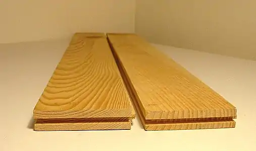 Deux planches prêtes à être assemblées :  languette à gauche, rainure à droite.