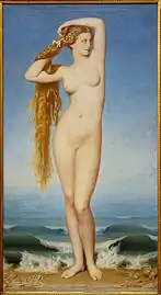 Femme aux longs cheveux blonds, en train de se recoiffer. Elle est nue, et est dos à la mer.