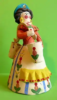 La porteuse d'eau (Vodonoska), figurine russe en argile peinte