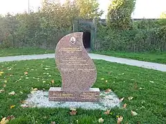 Monument en son honneur, à Saint-Just-en-Chaussée.