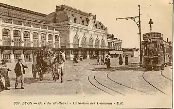 L'arrivée  du tramway, devant l'ancienne gare de chemin de fer des Brotteaux.