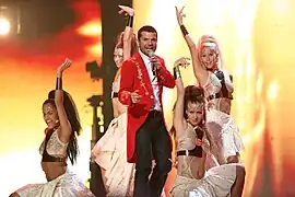 Kenan Doğulu chantant "Shake It Up Shekerim" pour la Turquie