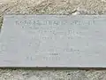 Plaque se trouvant à droite de la porte « habituelle » .