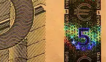 Partie centrale droite de la face avant d'un billet de 5&nbsp;euros.