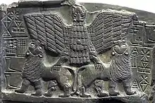 Stèle représentant un vautour étendant de manière solennelle ses ailes, ses deux pattes sont reposées sur deux lions.