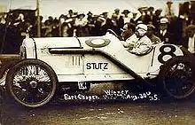 Photo d'Earl Cooper roulant à faible allure au volant d'une Stutz en 1915.