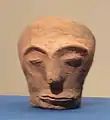Masque, terre cuite à reliefs, creux, env. demi taille humaine : H. 15,5&nbsp;cm, L. 13,5&nbsp;cm. Jōmon Ancien, 5000-2500.