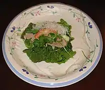 Un rouleau de printemps en cours de préparation.