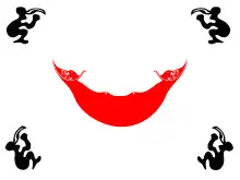 Drapeau stylisé avec un élément central rouge en forme de croissant dont le dos est orienté vers le bas. Les pointes de chaque croissant sont des visages stylisés typiques de l'île de Pâques. Aux quatre coins du drapeau, un personnage noir qui représente un homme oiseau portant un œuf.