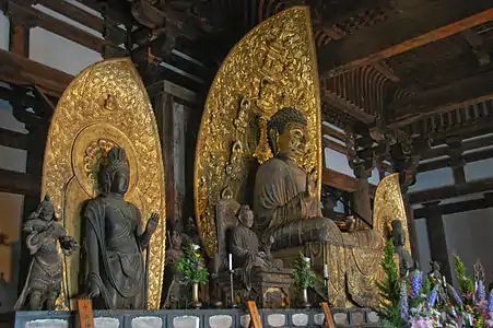 Groupe de statues représentant le Bouddha de Médecine Bhaishajyaguru, Yakushi en japonais, objet d'un culte important au Japon depuis le VIIe&nbsp;siècle. Il est entouré des boddhisattvas  Sūryaprabha (Lumière du Soleil), Nikkō Bosatsu en japonais, et Candraprabha (Lumière de la Lune), Gakkō Bosatsu, et des Douze Généraux célestes. Salle dorée, aile Est.