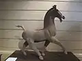 Grand cheval au trot. Terre cuite, H. 135&nbsp;cm. Art funéraire Han de l'Est (25-220). Sichuan.
