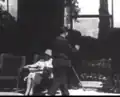 Cameo d'Hitchcock dans le court de Tennis