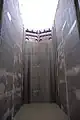 Intérieur du sas, vue vers l'amont ; détail des deux portes busquées.