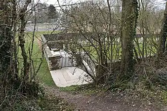 Le cimetière est situé en contrebas du talus de l'ancienne voie ferrée.