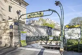 Édicule Guimard de la station de métro Denfert-Rochereau.