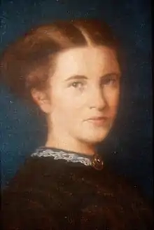 portrait d'une femme aux cheveux roux, de profil