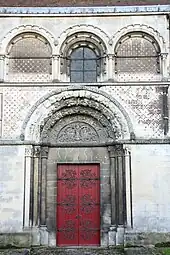 Décor roman dérivé de l'opus reticulatum, église Saint-Étienne de Beauvais, XIIe siècle.