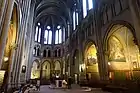 Le chœur et des chapelles latérales.