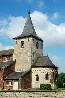 La tour romane et le chevet gothique.