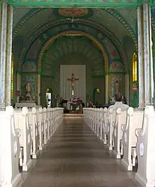 Intérieur de l'église Sainte-Cécile, construite en 1813, mais dont la décoration plus récente lui a valu le surnom d'« église bonbon ».
