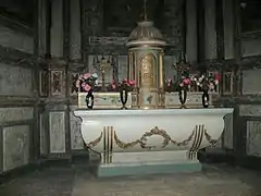 Dans l'église.