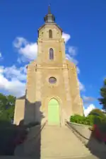 L'église Saint-Nicodème en 2012 : la façade et le clocher.