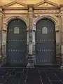 Porte d'entrée principale.