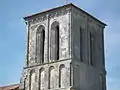 Le clocher roman de l'église.