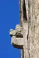 Un cavalier couvert de haubert et de mailles, le bouclier au bras, semble sortir de la muraille.