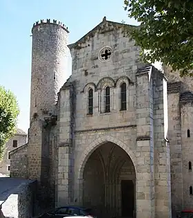 Le porche occidental édifié en 1852 et la tour ronde des remparts.