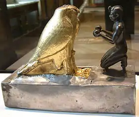 Taharka faisant l'offrande des vases Nou au dieu Hemen XXVe dynastie - Musée du Louvre.