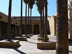 Au no 6706-6712 : Grauman's Egyptian Theatre (1922), architectes Meyer & Holler (en).