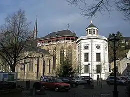 La place devant l'église de l'ancienne abbaye.