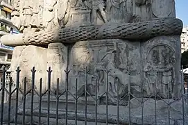 Les éléphants au bas de l’Arc.