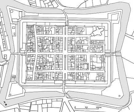Plan d'Elburg aux Pays-Bas, basé sur le plan cadastral de 1830. Elburg a été fondée en 1392 par Arent toe Boecop, intendant du duc de Gelre. Arent semble avoir agi en tant qu'entrepreneur privé. Il avait acheté un terrain à côté de la ville existante, et il obtint de son seigneur la permission d'agrandir et de reconstruire la ville et de réinstaller la population des environs, en vendant les terrains aux colons. La disposition très symétrique est centrée sur une rivière canalisée et une rue transversale. La symétrie est cependant perturbée par l'église dans le coin est et par la rue préexistante (la seule courbe dans toute la ville) du côté nord-ouest. Les bastions du coin et le large fossé extérieur ont été ajoutés à la fin du XVIe&nbsp;siècle.